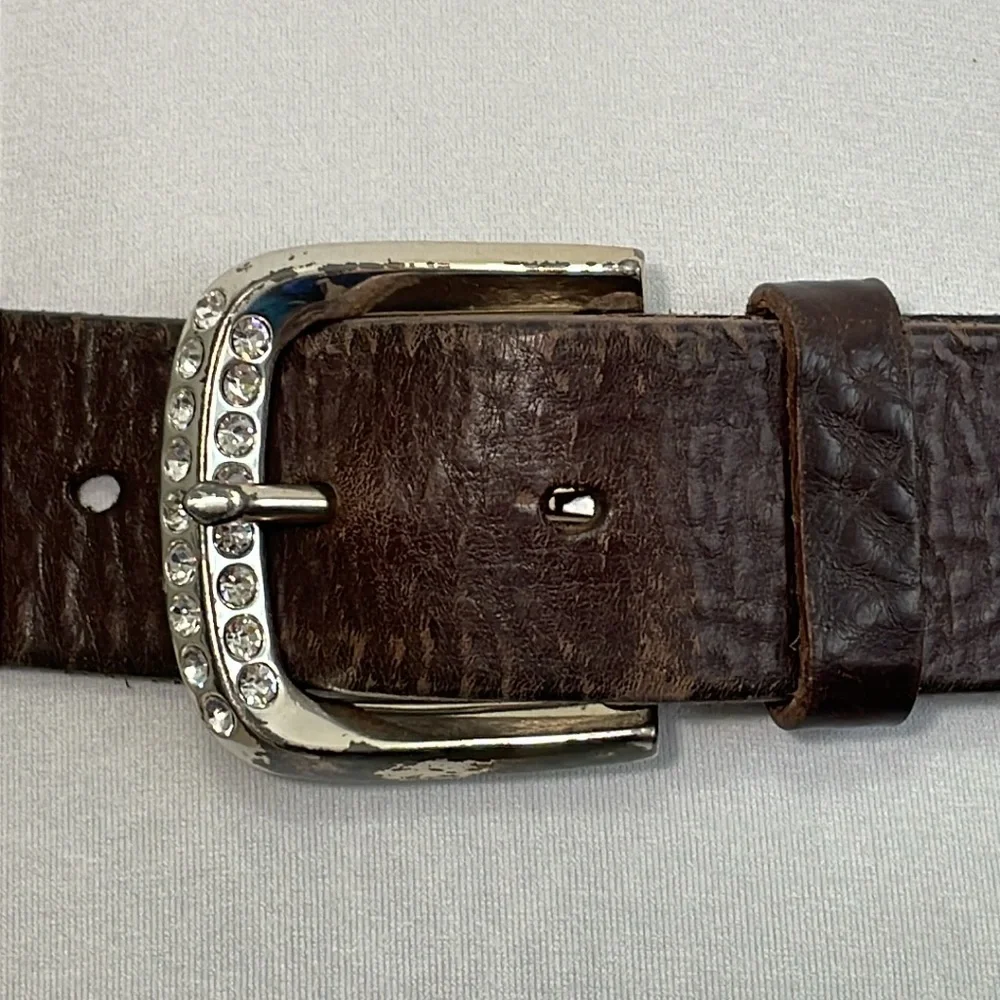 Fossil women’s Medium‎ brown leather belt. Silver buckle with rhinestones. EUC